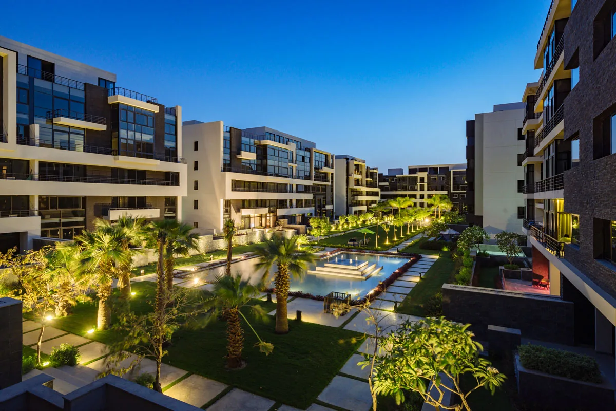 المسطحات المائية والمباني السكنية في The Waterway New Cairo